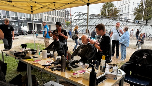 Aktion der Barber Angels in Bielefeld: Obdachlose und bedürftige Menschen bekommen kostenlosen Haarschnitt