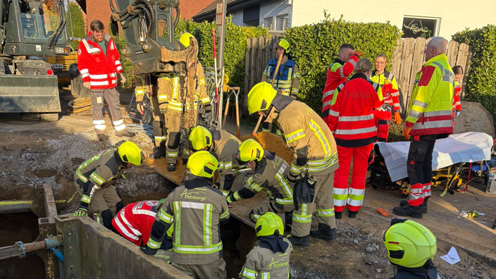 Feuerwehrmänner versuchen den Mann zu befreien