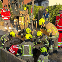 Feuerwehrmänner versuchen den Mann zu befreien