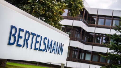 Bertelsmann Logo auf Firmensitz