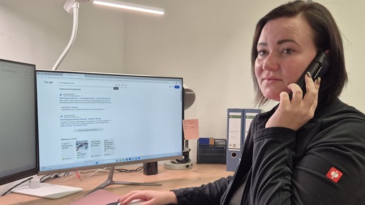 Julia Blume am Telefon