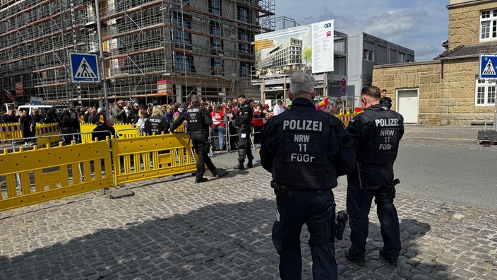 Das Bild zeigt Polizisten und Demonstranten.