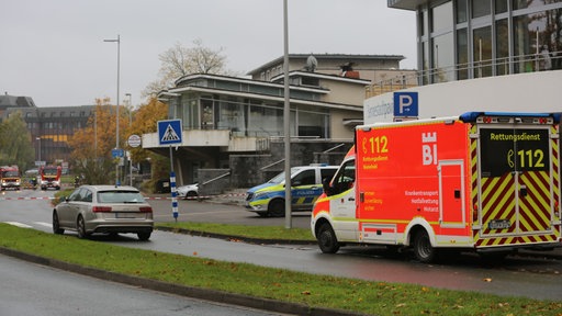 Der abgesperrte Bereich, drum herum stehen Einsatzfahrzeuge der Feuerwehr und Polizei
