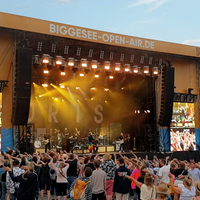 Die Biggesee Open-Air-Bühne, auf der performed wird. Davor stehen viele Menschen, die zuschauen.