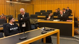 Angeklagte mit ihren Anwälten im Gericht