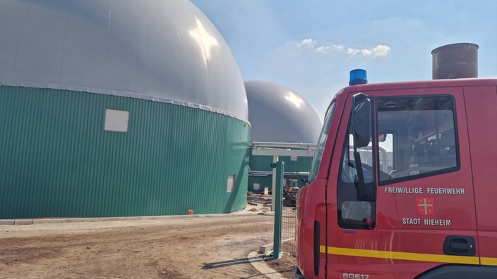 Die Biogasanlage im Hintergrund, am rechten Bildrand ein Feuerwehrauto der Freiwilligen Feuerwehr der Stadt Nieheim