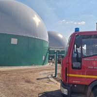 Die Biogasanlage im Hintergrund, am rechten Bildrand ein Feuerwehrauto der Freiwilligen Feuerwehr der Stadt Nieheim