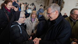 Der Bischof mit vielen Menschen