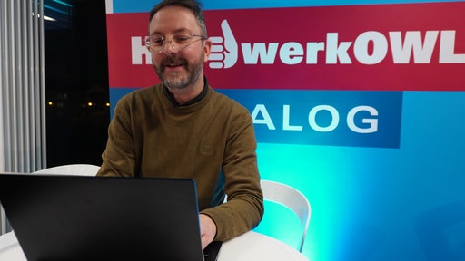 Björn Hering ist proffessioneller Hacker und zeigt auf einer Veranstaltung der Handwerkskammer OWL wie leicht es ist sich in Betriebe zu hacken.