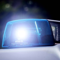 Ein Einsatzfahrzeug der Polizei mit Blaulicht