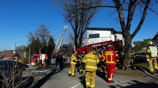 Ein Feuerwehreinsatz vor einem Einfamilienhaus.
