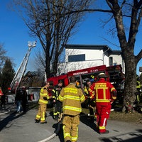 Ein Feuerwehreinsatz vor einem Einfamilienhaus.