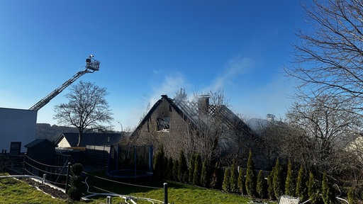 Rauch steigt von einem Haus auf.