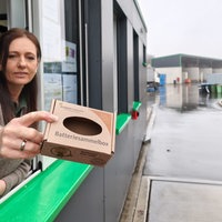 Eine Batteriesammelbox wird ins Bild gehalten