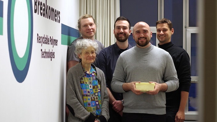 Das Breakomers-Team Christian Fabek, Paulo Wohlfahrt, Dr. Kubilay Ceyhan und Willy Zubert (v.li.) mit Mentorin Prof. Dr. Adelheid Godt