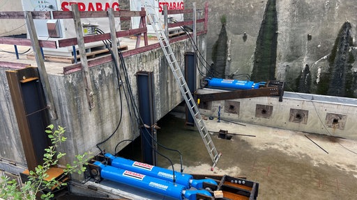 Die tonnenschwere Talbrücke bei Wilnsdorf in der Nähe von Siegen wird seit Dienstagmorgen an ihre Endposition geschoben.