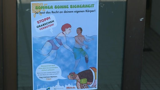 Ein gezeichnetes Plakat, auf dem eine Frau einem Schwarzen Mann mit Beinprothese an den Po fasst.  