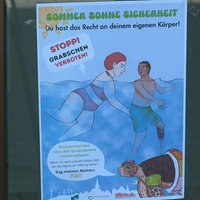 Ein gezeichnetes Plakat, auf dem eine Frau einem Schwarzen Mann mit Beinprothese an den Po fasst.  