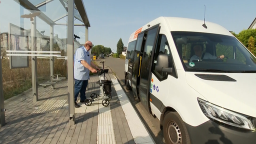 Willi Dohle steigt in den Bus ein