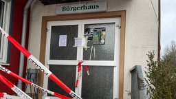 Abgesperrter Eingang des Bürgerhauses