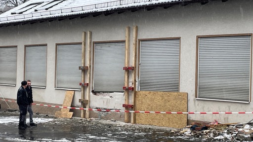 Im Gespräch vor dem abgesperrten Bürgerhaus