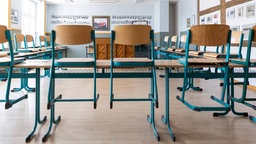 Hochgestellte Stühle im Klassenzimmer