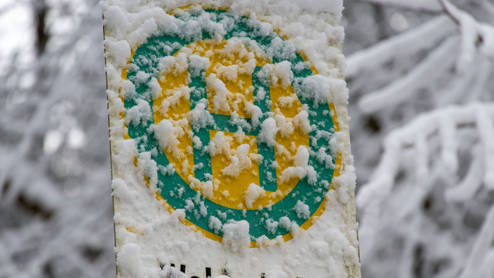 Verschneites Bushaltestellenschild