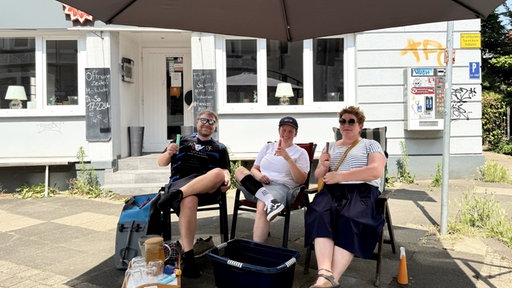 Martin, Julie und Lina haben es sich an der Carnival-Strecke bequem gemacht. 
