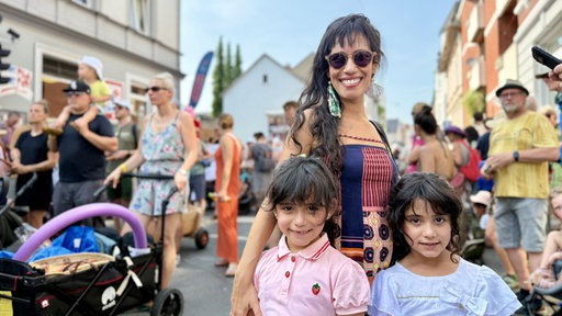 Fernanda mit ihren Töchtern beim Carnival der Kulturen.