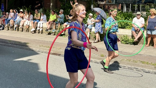 Katinka und Katha bei ihrer Hula-Hoop-Performance.