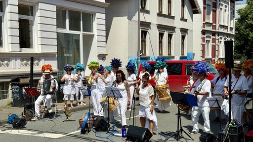 Samba Rua Viva, eine der Gründungsgruppen, trat neben der Strecke auf. 