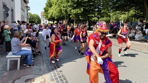 Die Murga-Gruppen sorgen für Stimmung.