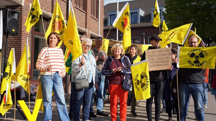 Die Protestgruppe mit Anti-Atomkraft-Fahnen und Plakaten 