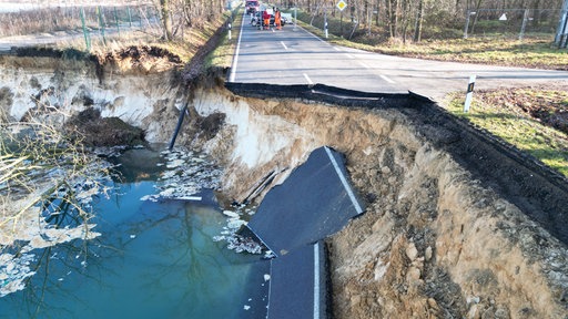 Blick von der betroffenen Straße aus auf das Loch 