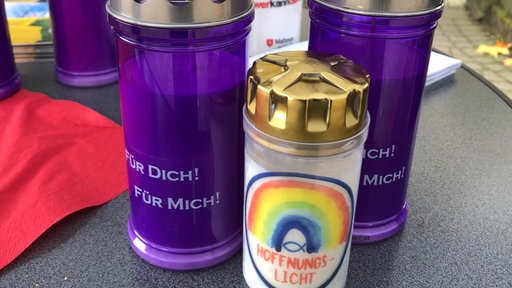 Kerzen mit der Aufschrift "Für Dich! Für Mich!" oder "Hoffnungslicht"