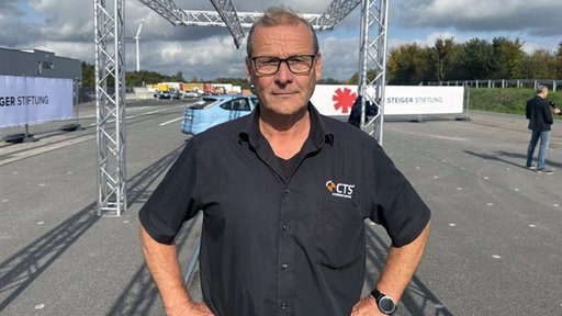 Ralf Bührmann steht vor dem Testgelände