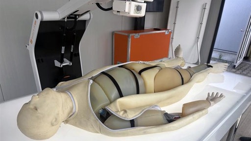 Crashtest-Dummy auf einer Krankenliege