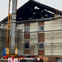 Gebäude mit dem abgebrannten Dachstuhl