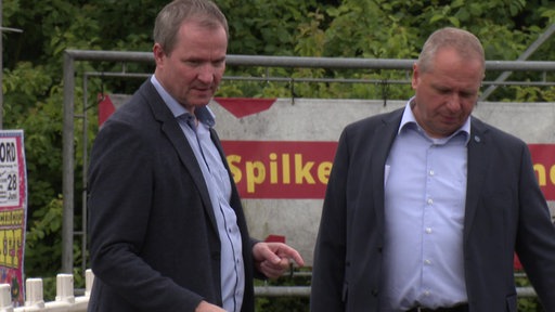 Michael Rolf und Oliver Daun von den Stadtwerken blicken gemeinsam über die Bauarbeiten