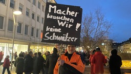Demonstrant mit Schild: "Macher brauchen wir, keine Schwätzer."