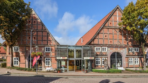 Zwei Fachwerkhäuser mit Laden
