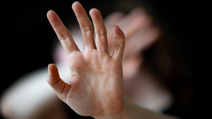 Eine Hand in Abwehrhaltung.  