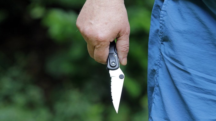 Eine Hand hält ein kleines Messer