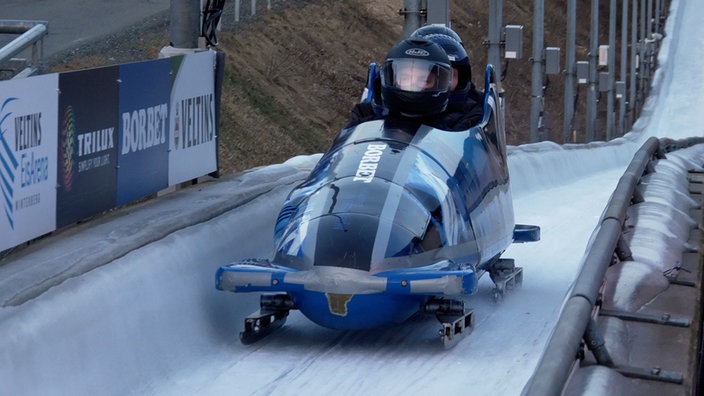 Ein Bob fährt durch den Eiskanal in Winterberg im Sauerland