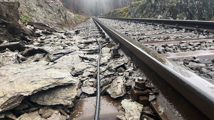 Geröll liegt zum Teil auf einer Bahnschiene