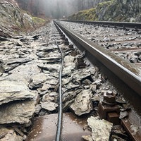 Geröll liegt zum Teil auf einer Bahnschiene