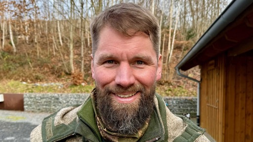 Ein Mitarbeiter des Arboretums in Arnsberg