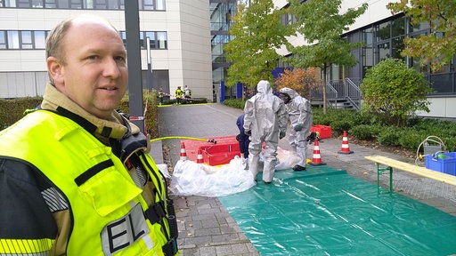 Der Einsatzleiter vor dem Dekontaminationsbereich