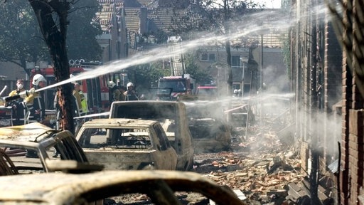 Feuerwehr löscht nach Explosion.