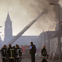 Feuerwehrleute löschen brennende Häuser in Enschede.